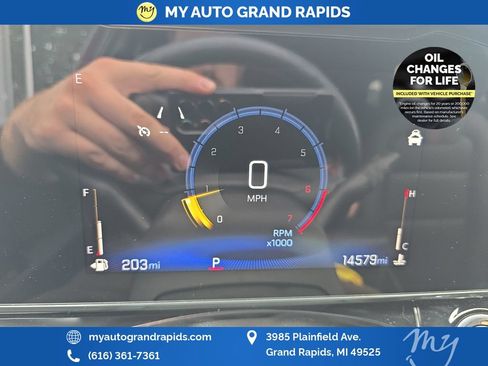 Used 2025 Chevrolet Trax RS FWD image 17
