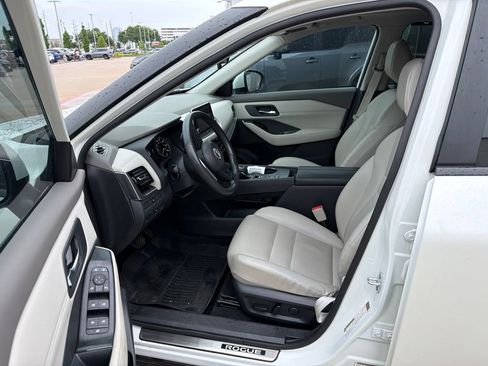 Used 2022 Nissan Rogue SV w/ SV Premium Package FWD image 2