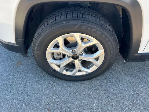 Used 2025 Jeep Compass Latitude w/ Sun & Sound Group AWD/4WD image 13