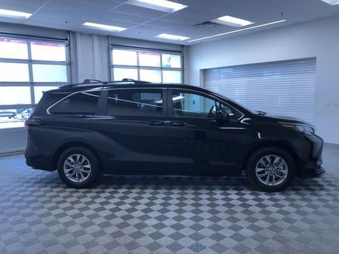 Used 2026 Toyota Sienna LE FWD image 35