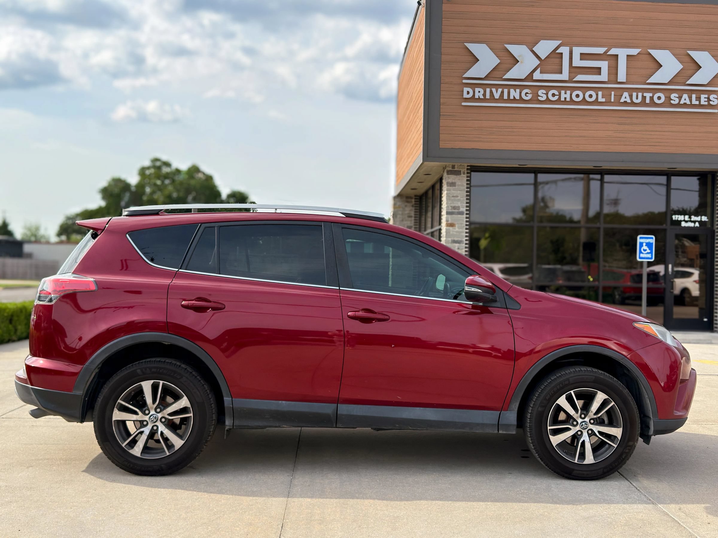Used 2018 Toyota RAV4 XLE FWD image 8