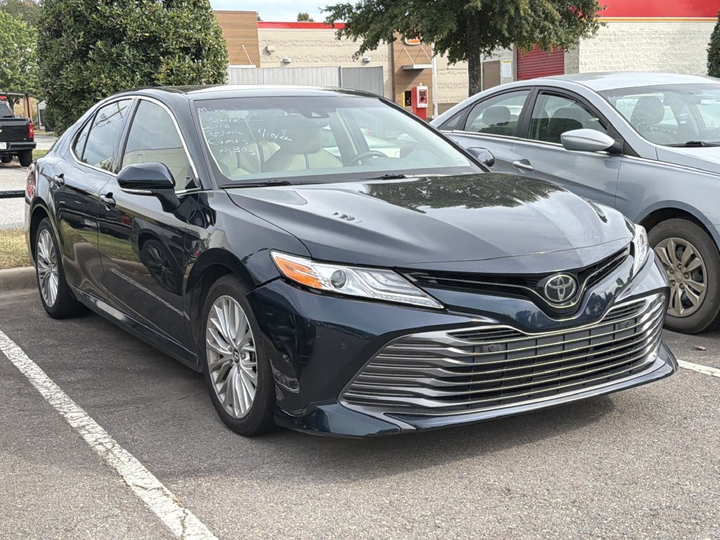 Used 2018 Toyota Camry XLE FWD image 3