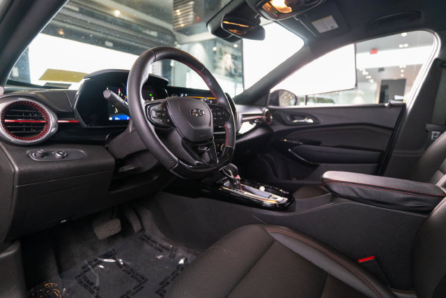 Used 2024 Chevrolet Trax RS w/ Sunroof Package FWD image 4