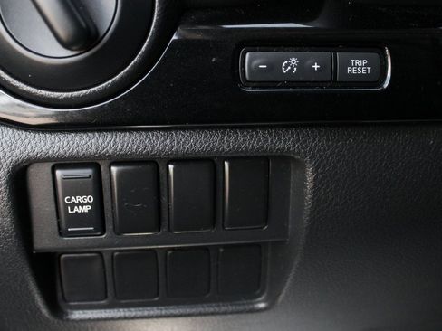 Used 2022 Nissan Titan SV image 17