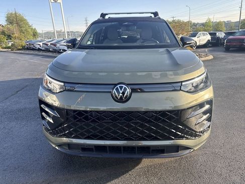 New 2026 Volkswagen Tiguan SE R-Line FWD image 2