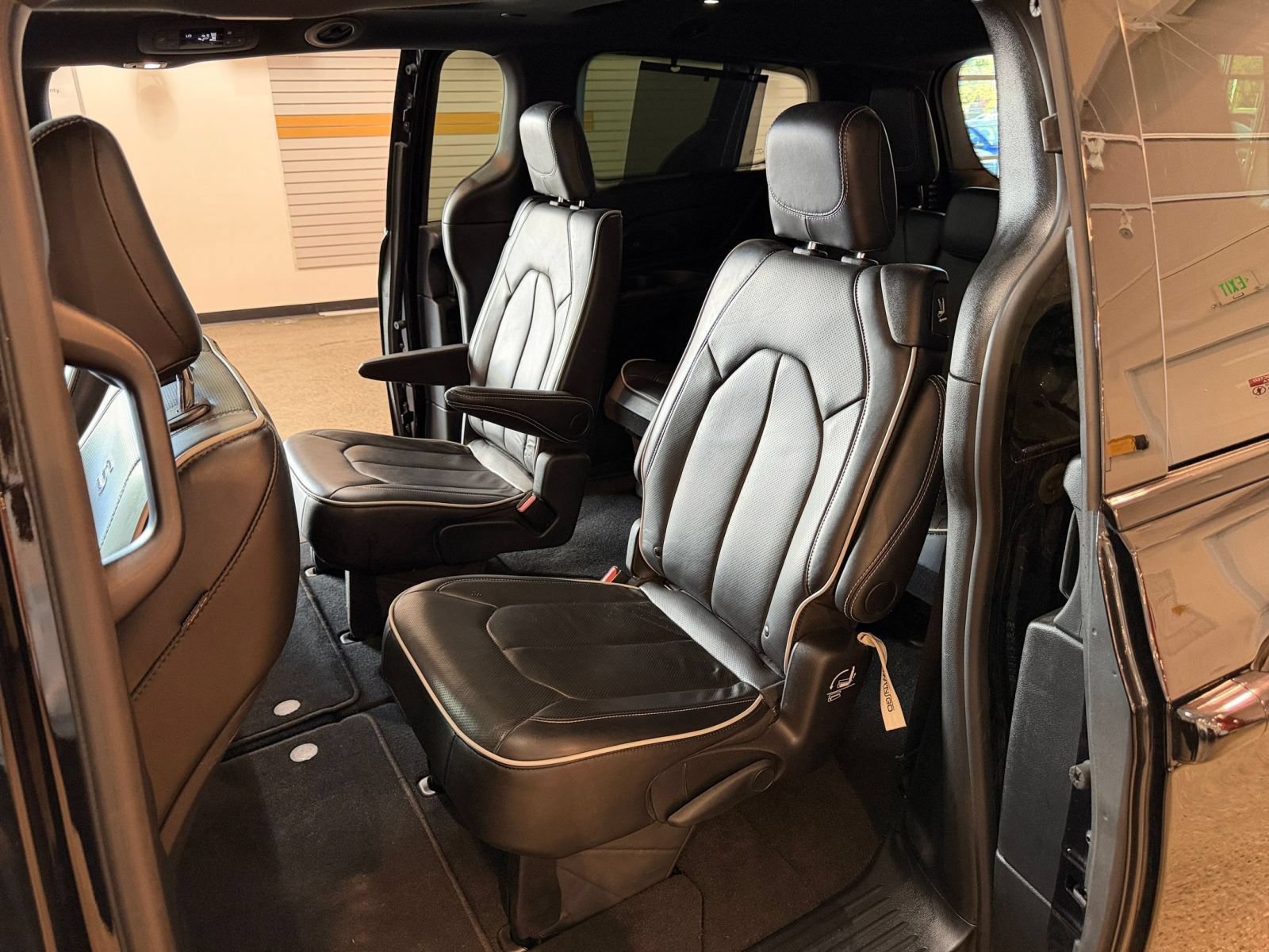 Used 2025 Chrysler Pacifica Limited FWD image 42