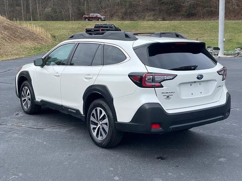 Used 2025 Subaru Outback Premium image 3