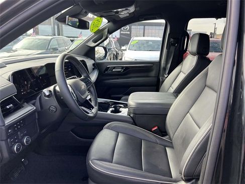 Used 2025 Chevrolet Suburban Premier image 16