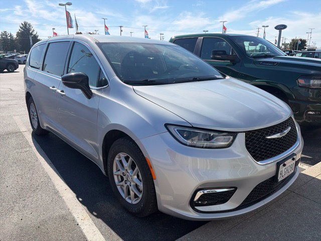 Used 2024 Chrysler Pacifica Touring-L FWD image 2