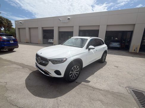 Used 2024 Mercedes-Benz GLC 300 4MATIC image 3