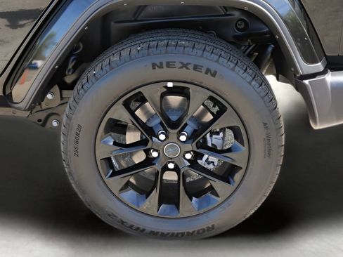 Used 2025 Jeep Wrangler Unlimited Sahara w/ Safety Group AWD/4WD image 9