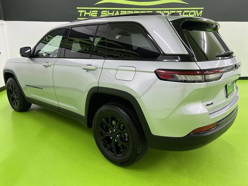 Used 2024 Jeep Grand Cherokee Altitude AWD/4WD image 7