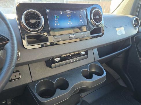 Used 2025 Mercedes-Benz Sprinter 2500 image 32