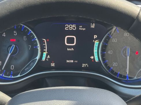 Used 2025 Chrysler Pacifica Select image 42