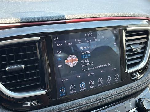 Used 2018 Chrysler Pacifica Limited w/ Tire & Wheel Group FWD image 19