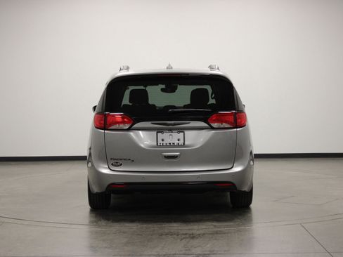 Used 2020 Chrysler Pacifica Touring-L Plus FWD image 7