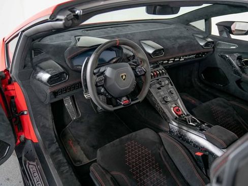 Used 2018 Lamborghini Huracan Performante AWD/4WD image 18