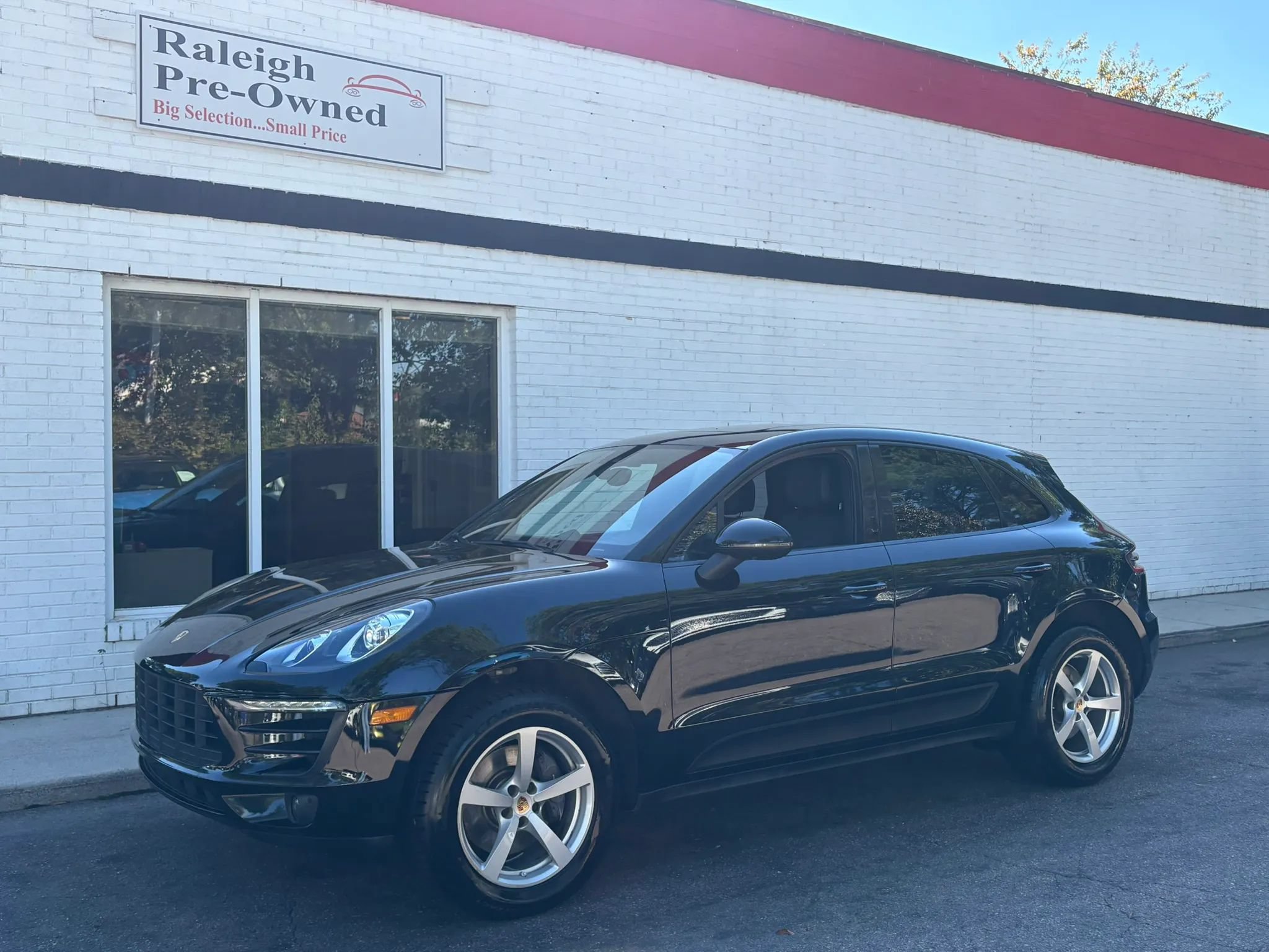 Used 2018 Porsche Macan AWD/4WD image 2
