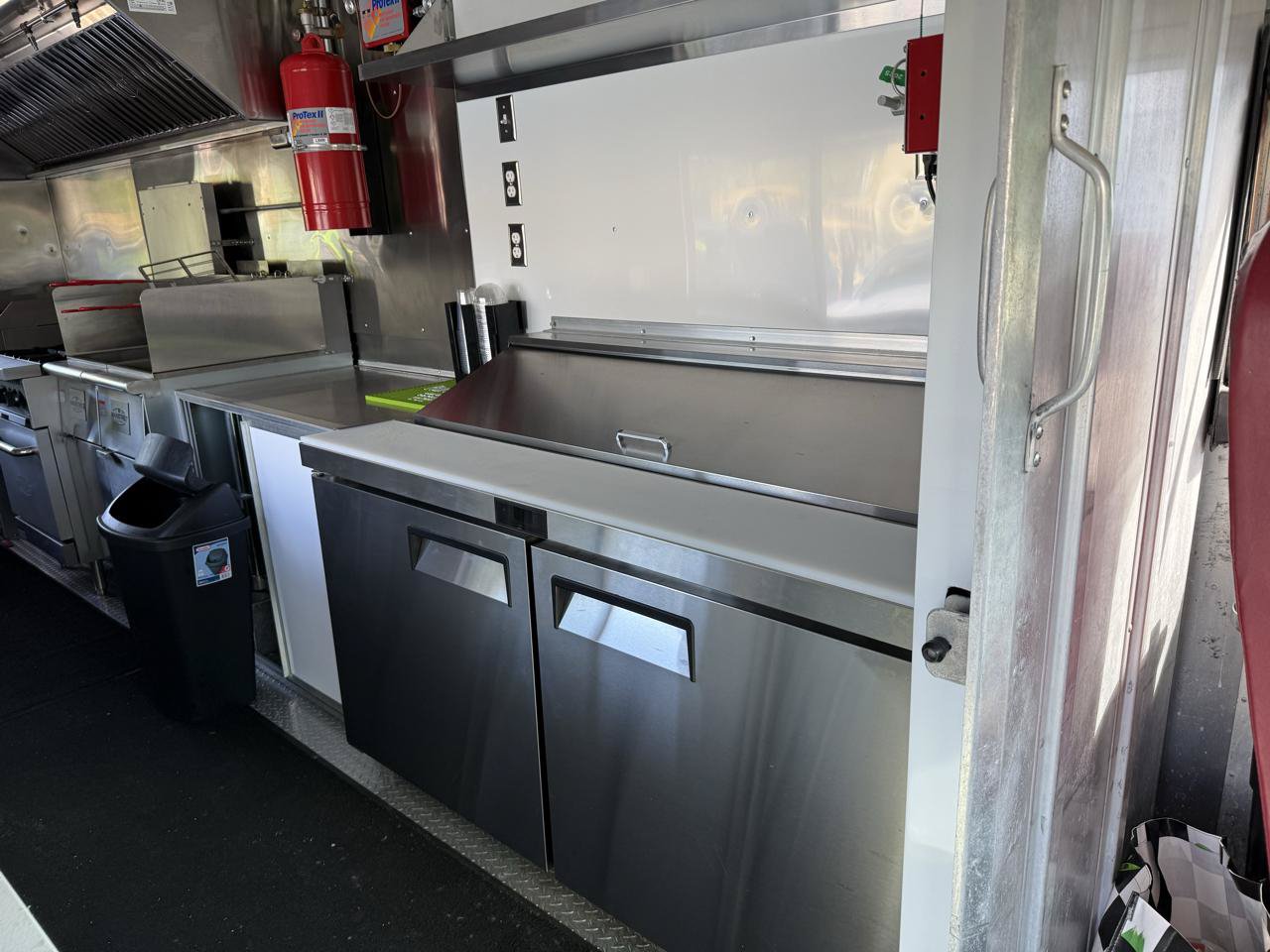 Used 2006 Ford E-350 and Econoline 350 Super Duty RWD image 22