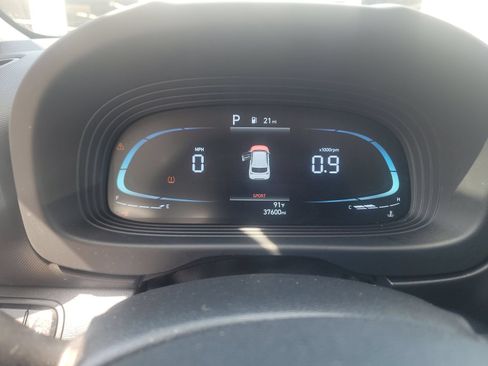 Used 2023 Hyundai Venue SEL FWD image 2