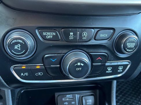 Used 2015 Jeep Cherokee Latitude w/ Cold Weather Group AWD/4WD image 31