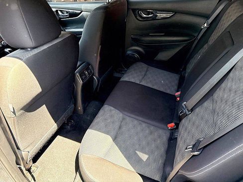 Used 2018 Nissan Rogue Sport SV w/ SV All-Weather Package AWD/4WD image 16