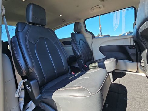 Used 2017 Chrysler Pacifica Touring-L image 28