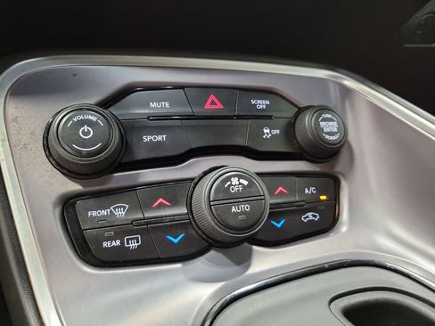 Used 2019 Dodge Challenger SXT image 26