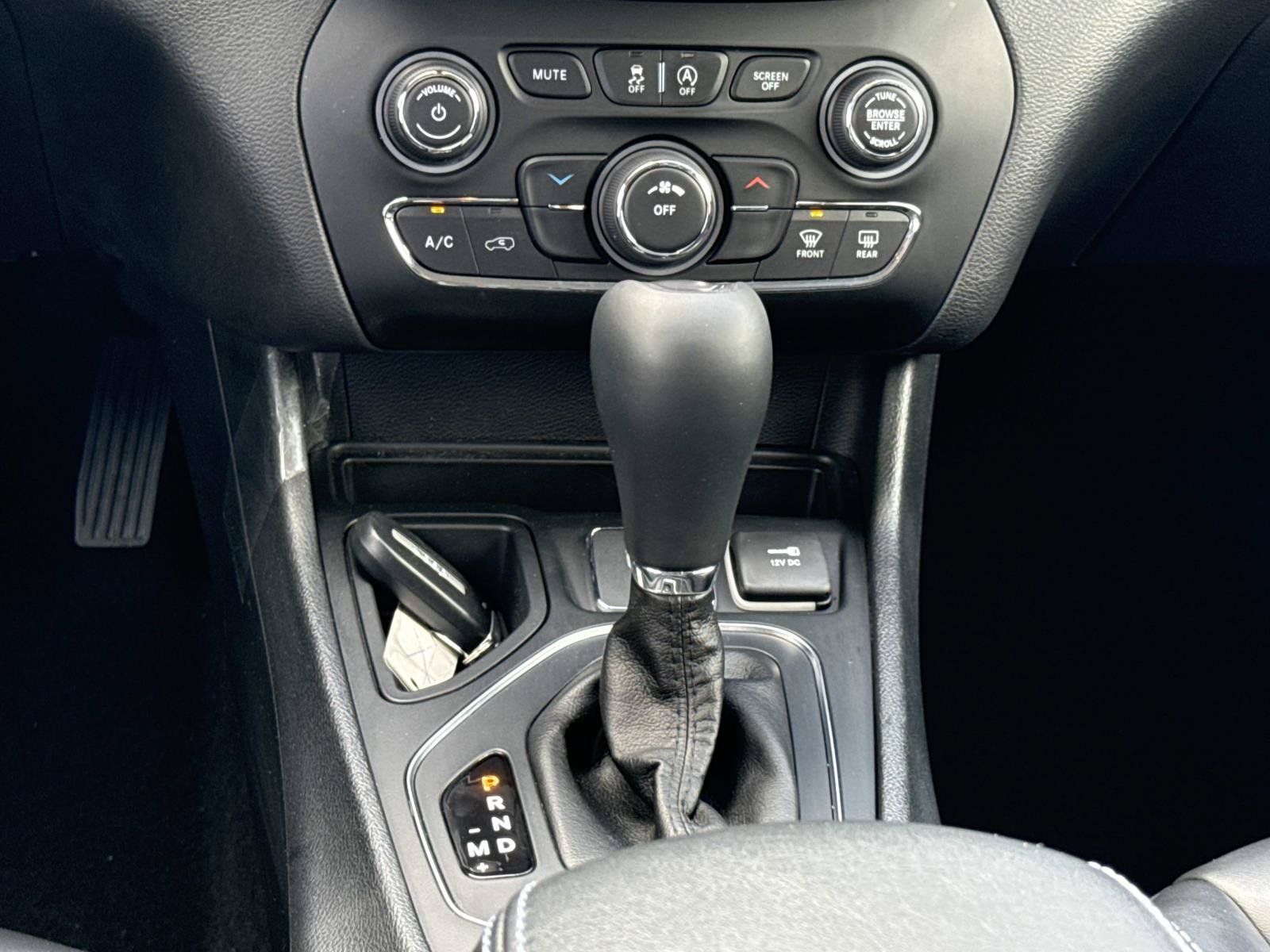 Used 2019 Jeep Cherokee Latitude Plus FWD image 21