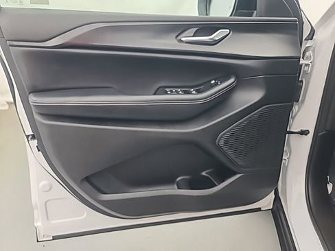 Used 2024 Jeep Grand Cherokee Laredo X image 22