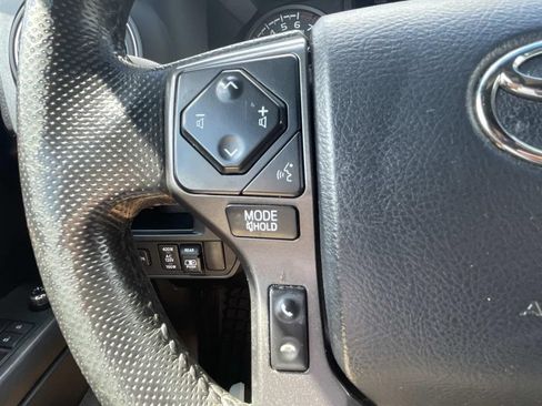 Used 2017 Toyota Tacoma TRD Off-Road AWD/4WD image 29