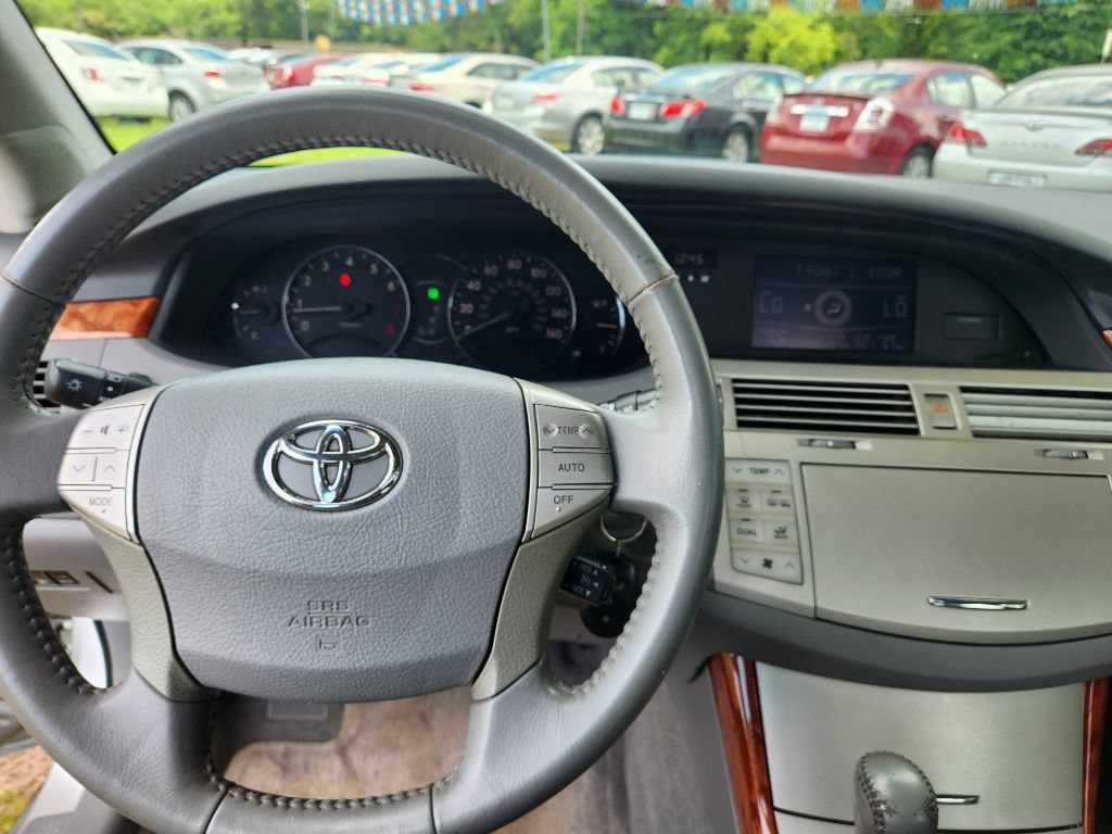 Used 2005 Toyota Avalon XLS FWD image 12