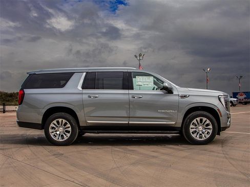 New 2025 GMC Yukon XL Denali image 9