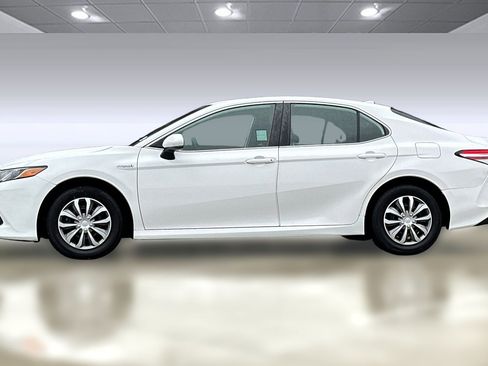 Used 2019 Toyota Camry LE image 2