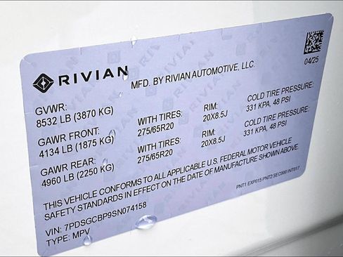 Used 2025 Rivian R1S Premium image 34