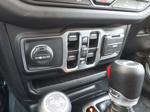 Used 2025 Jeep Wrangler Unlimited Sahara AWD/4WD image 28