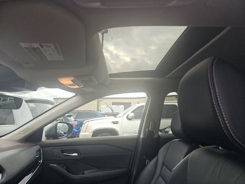 Used 2023 Nissan Rogue SL w/ SL Premium Package image 10