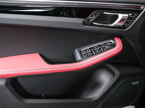 New 2026 Porsche Macan Turbo image 4