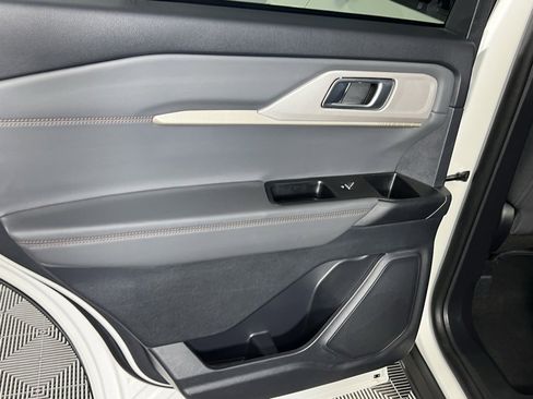 Used 2025 Ford Explorer Active image 29