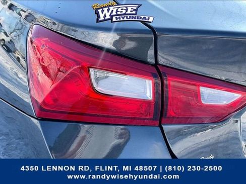 Used 2018 Chevrolet Malibu LT image 27