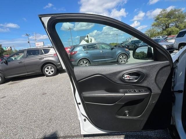 Used 2019 Jeep Cherokee Latitude Plus w/ Cold Weather Group AWD/4WD image 9