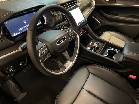 New 2025 Jeep Grand Cherokee Limited w/ Black Appearance Package image 9