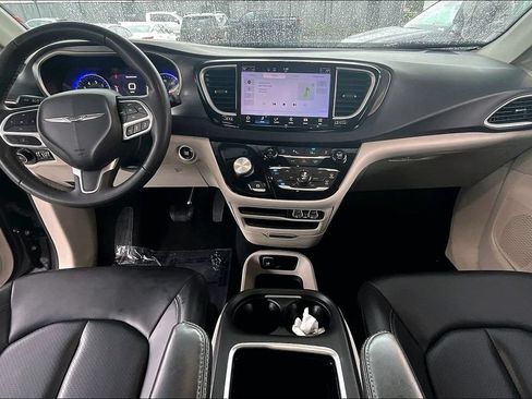 Used 2023 Chrysler Pacifica Touring-L FWD image 7