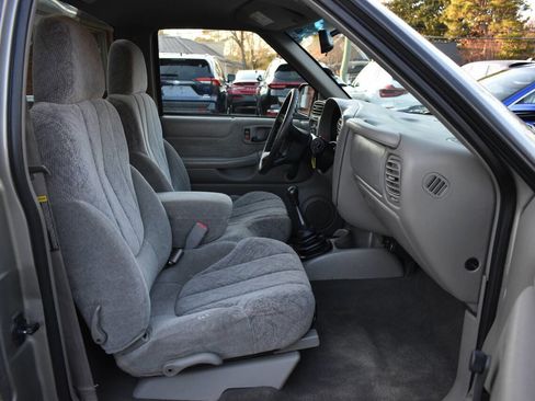Used 2001 GMC Sonoma SLS w/ Hot Looks Pkg image 9