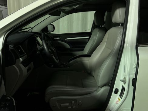 Used 2019 Toyota Highlander XLE AWD/4WD image 26