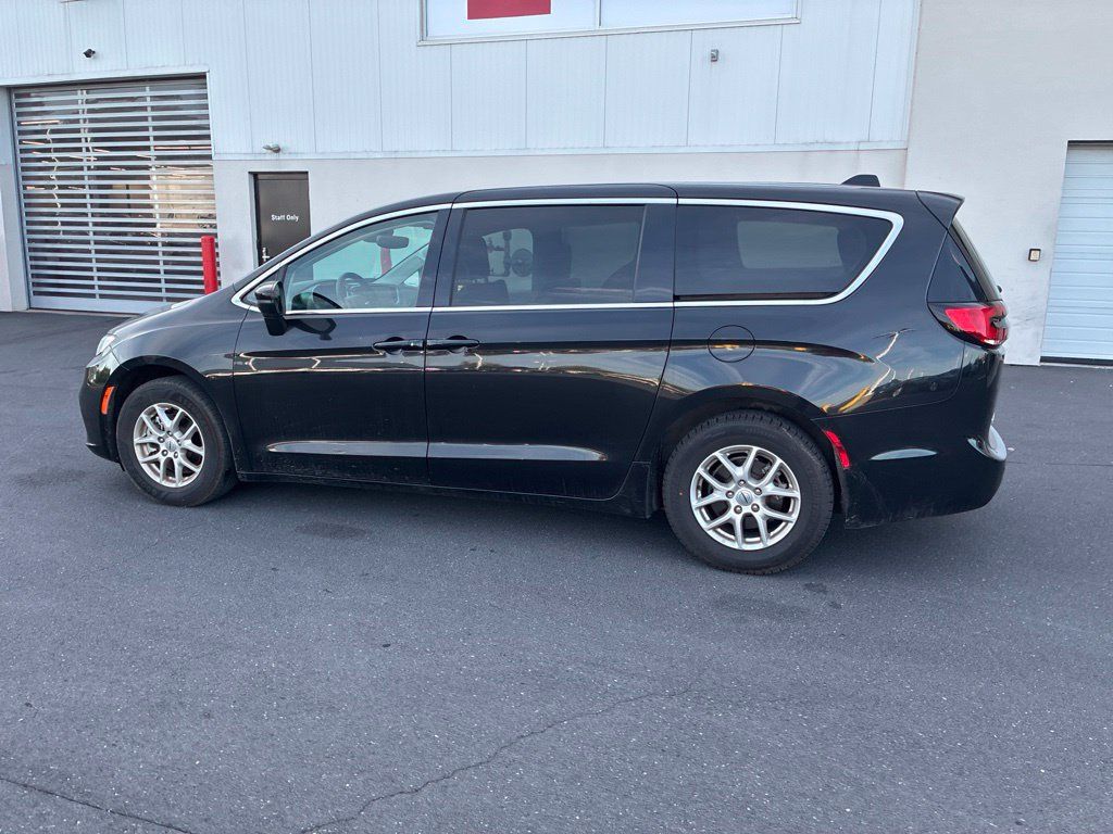 Used 2023 Chrysler Pacifica Touring-L FWD image 14