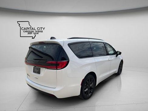 New 2026 Chrysler Pacifica Select w/ S Appearance Package image 7