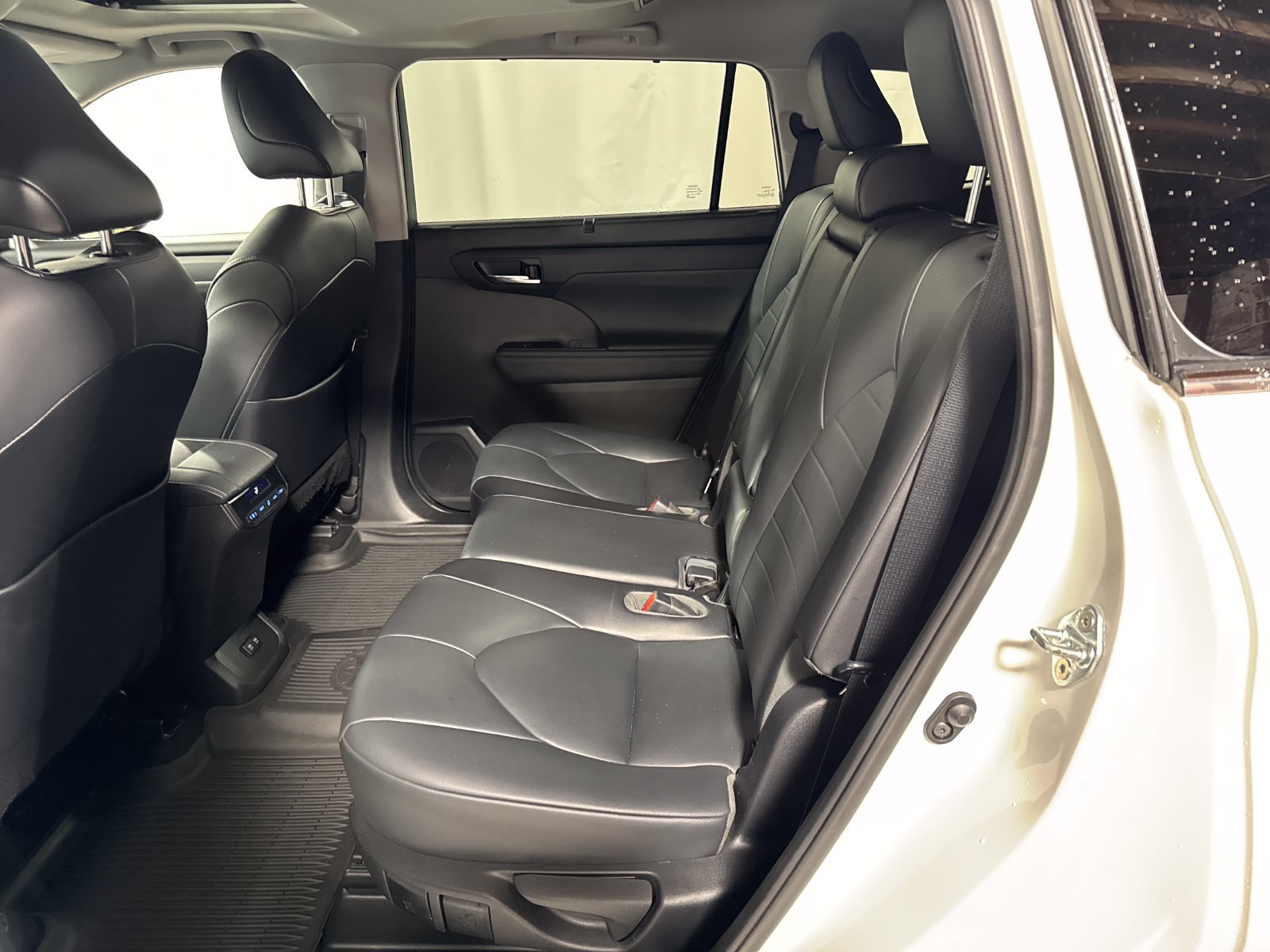 Used 2021 Toyota Highlander XLE AWD/4WD image 5