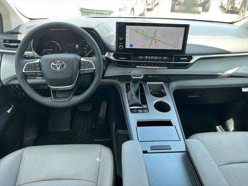 Certified 2026 Toyota Sienna XLE FWD image 18