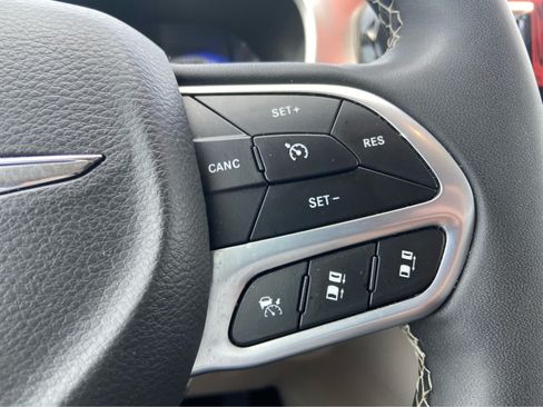 Used 2024 Chrysler Pacifica Touring-L FWD image 26